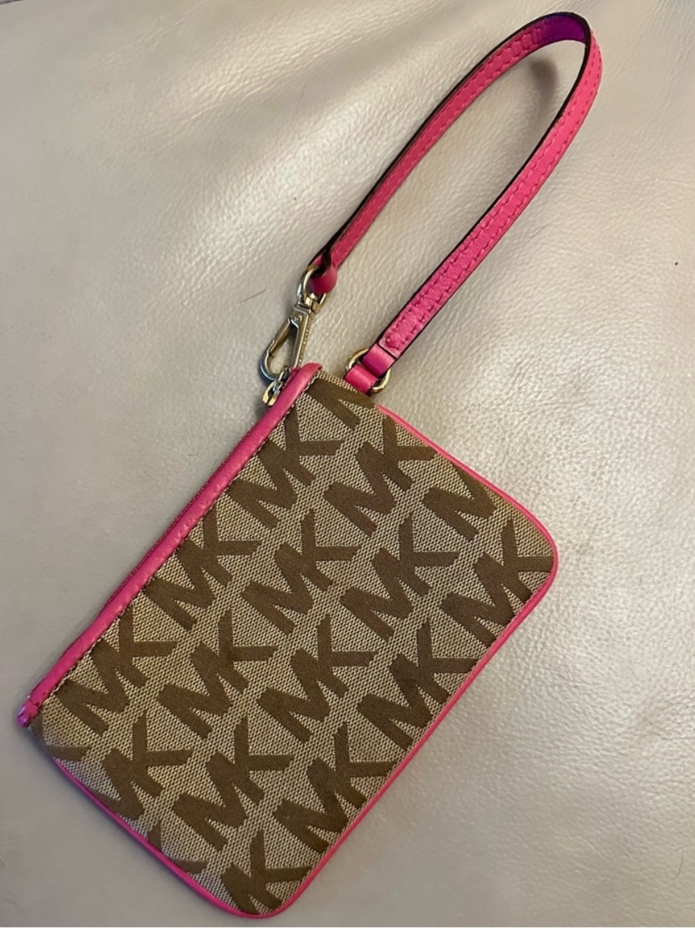 🎀Michael Kors Brown Logo Canvas Wristlet with Pink Trim